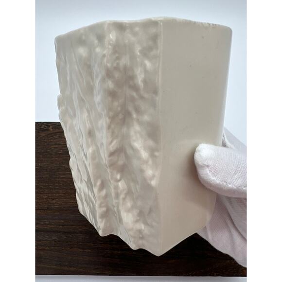 Pinch Hold Mug or Vase Ecru Beige Cream Ceramic - Picture 9 of 10